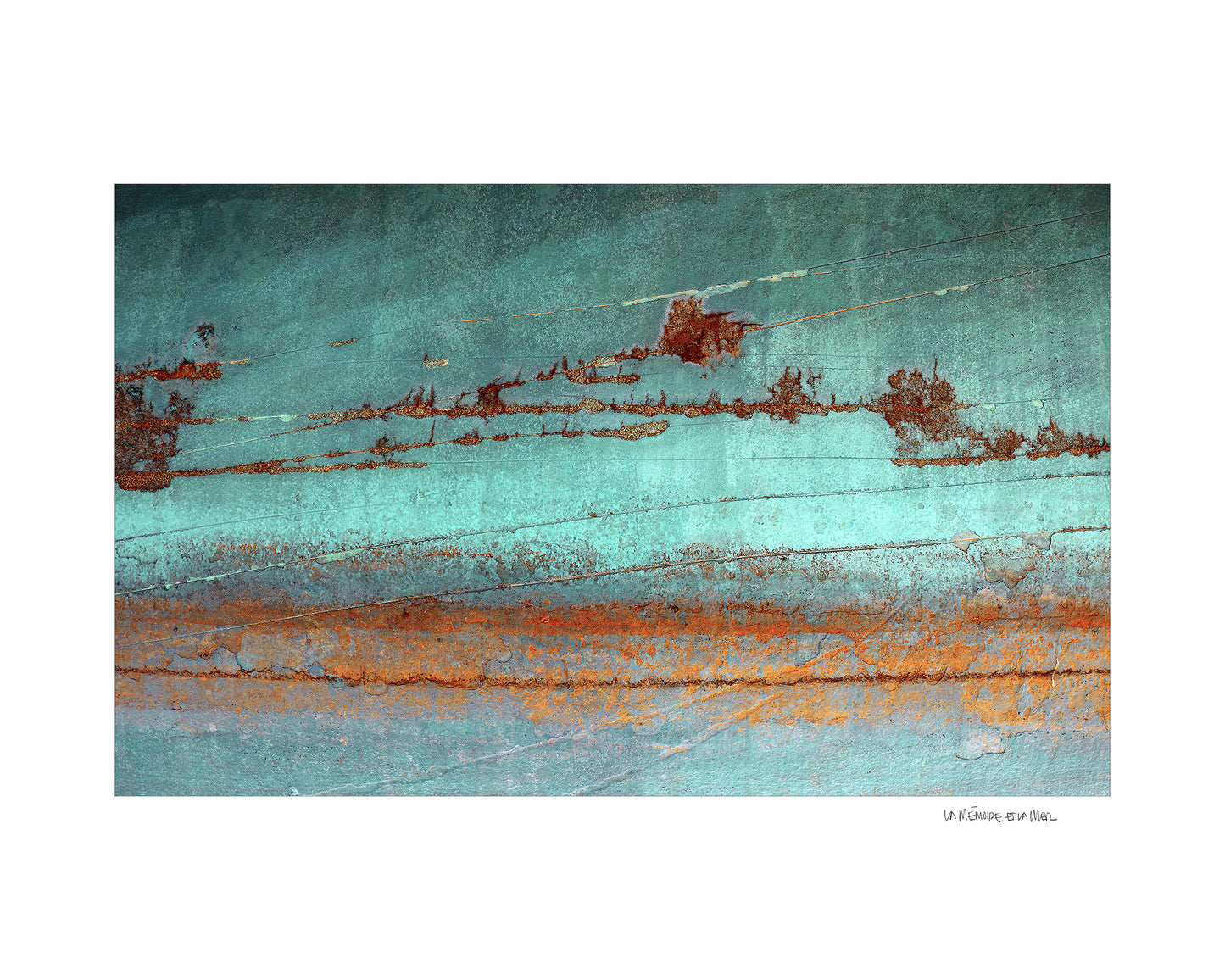 Œuvre d’art photographique d’une coque de bateau turquoise et rouille de Julien Livernois, la mémoire et la mer