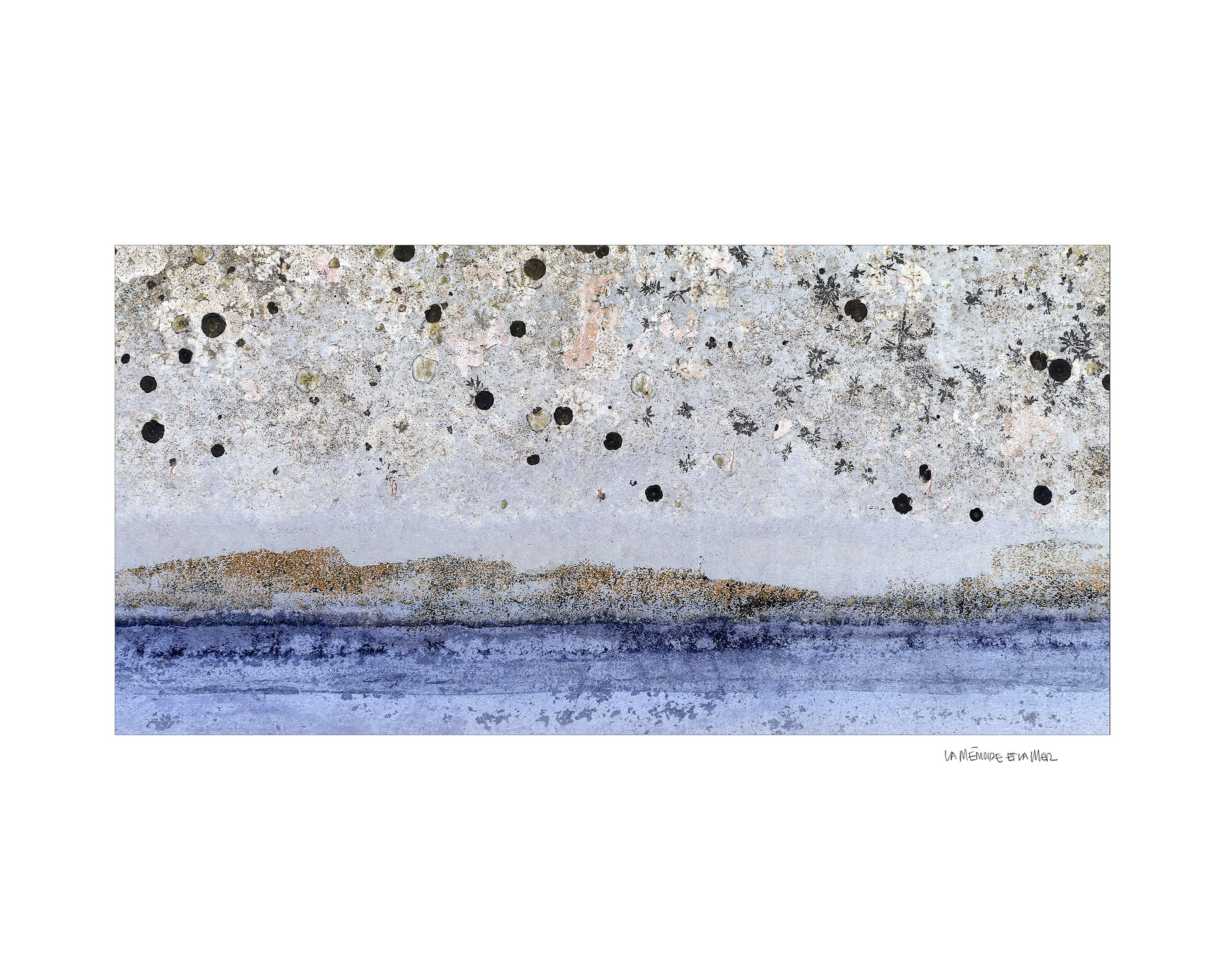 Œuvre d’art photographique d’une coque de bateau bleu mauve de Julien Livernois, la mémoire et la mer